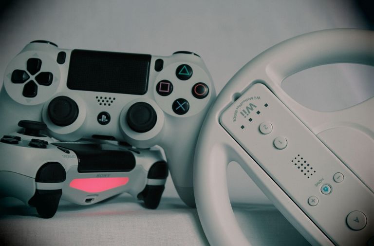Mobile Gaming Accessories for On-the-Go Play in South Florida