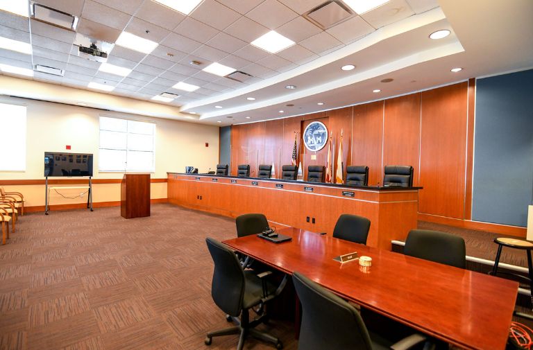 Wilton Manors debate un recorte fiscal más grande y aprueba permiso para Wicked Manors